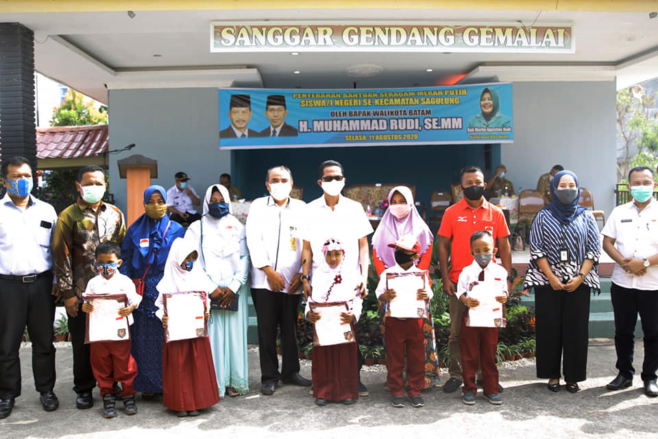 Di Sagulung Program Seragam Sekolah Gratis Bikin Wali Murid Bahagia