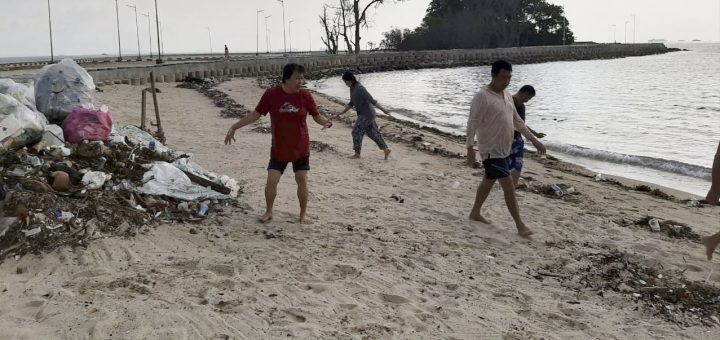 Warga Nongsa Pantai Bersihkan Pulau Putri Dari Sampah