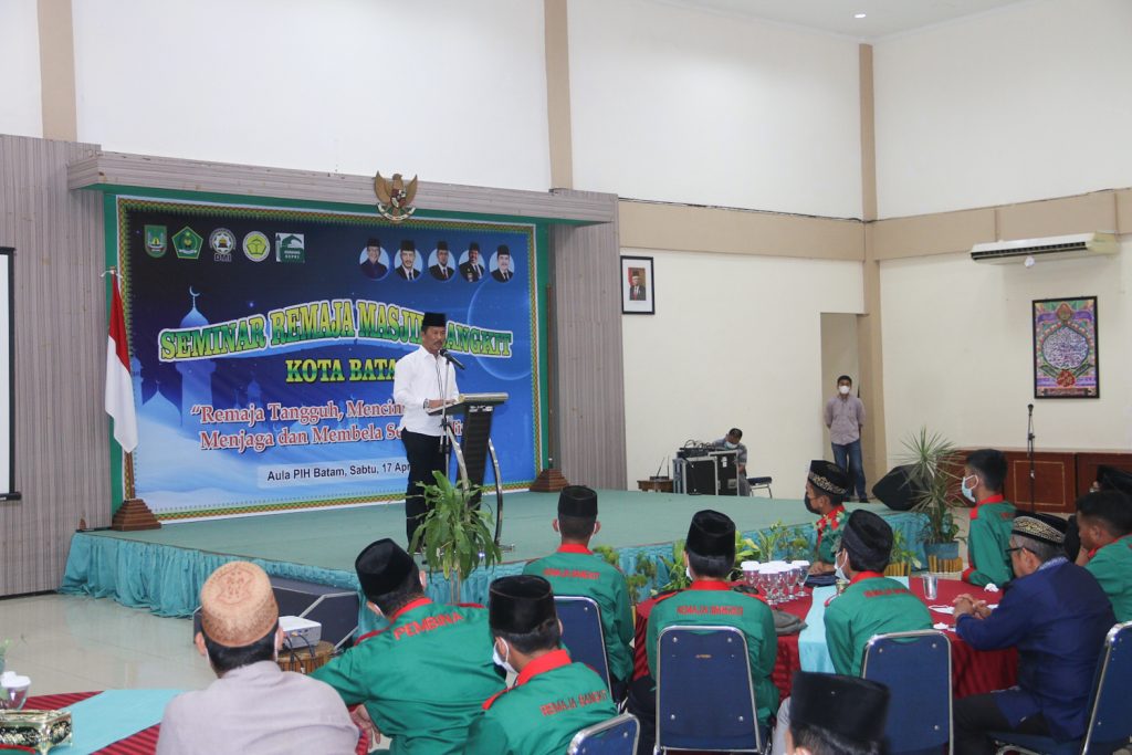 Rudi Membuka Seminar Remaja Masjid Bangkit Kota Batam